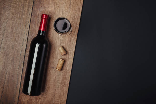 bottle of wine corks and wineglass on rusty background - garrafa vinho imagens e fotografias de stock