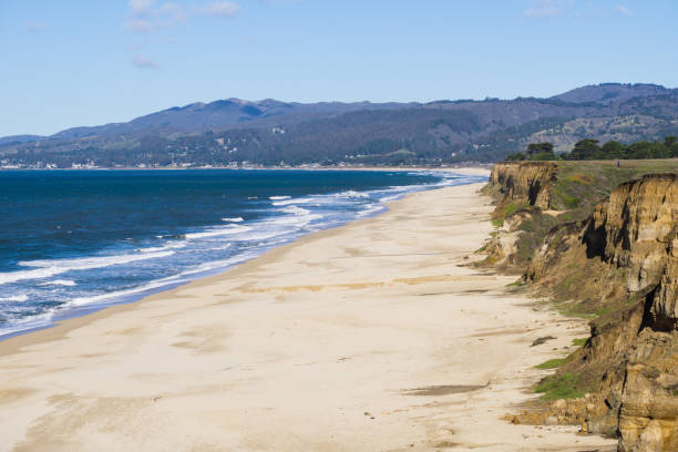 istock The Pacific Ocean coast and beach in Half Moon Bay, California 1092382348