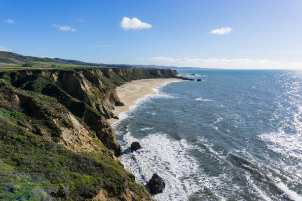 istock Cliffs and large half moon shaped beach, Pacific Ocean Coast, Half Moon Bay, California 1092382476