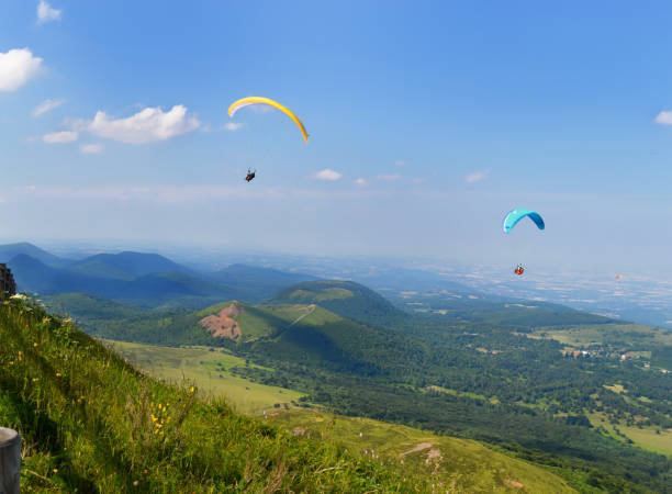 山の風景飛ぶパラグライダー - extreme sports high up sport outdoors ストックフォトと画像