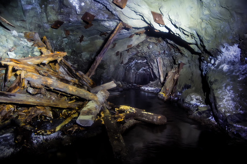 Derrumbados y olvidado túnel de una mina de carbón abandonada photo