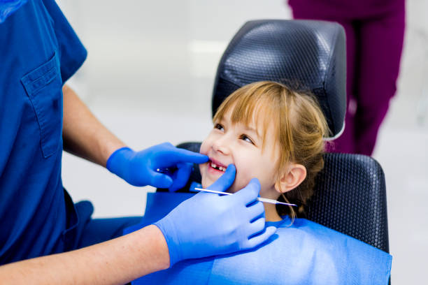 nette mädchen zähne checkup bei zahnarzt - dentist office dental hygiene dentists chair human teeth stock-fotos und bilder