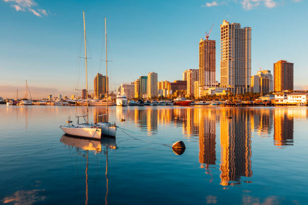 skyline di manila city e manila bay, filippine - philippines foto e immagini stock