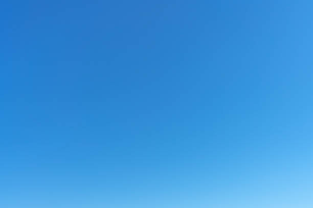 klarer blauer himmel, himmelshintergrund - wolkenloser himmel stock-fotos und bilder