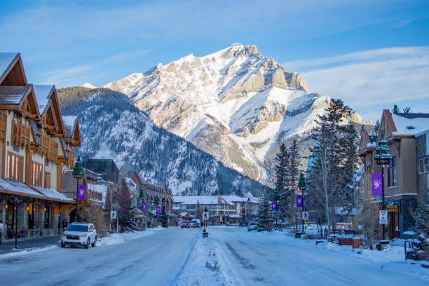 banff avenue en hiver, avec cette vue imprenable du mont cascade. il enlève le souffle chaque fois. ce point de vue est vu maintes fois dans des films célèbres et recréez-la, vous pouvez utiliser vous-même. - banff photos et images de collection