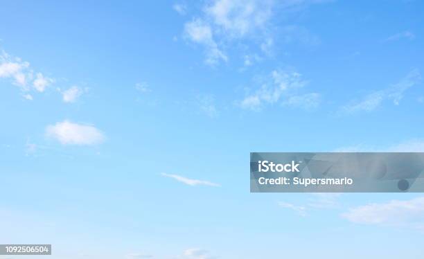 Hermoso Cielo Con Blanco Nube Foto de stock y más banco de imágenes de Cielo - Cielo, Azul, Vacío