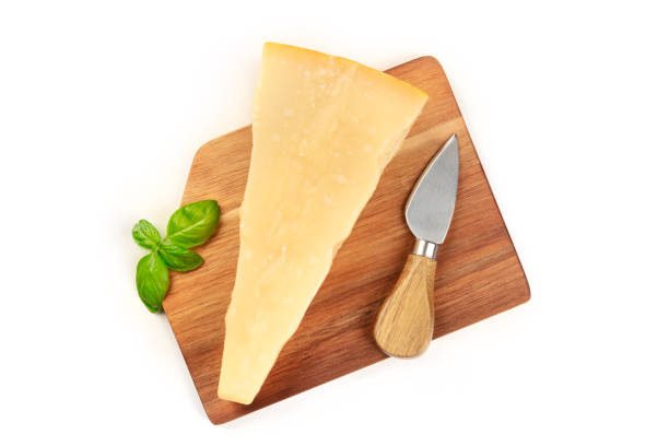 新鮮なバジルの葉とチーズ ナイフで高齢者のパルメザン チーズはコピー スペースと白い背景の上から撮影 - パルメザンチーズ ストックフォトと画像
