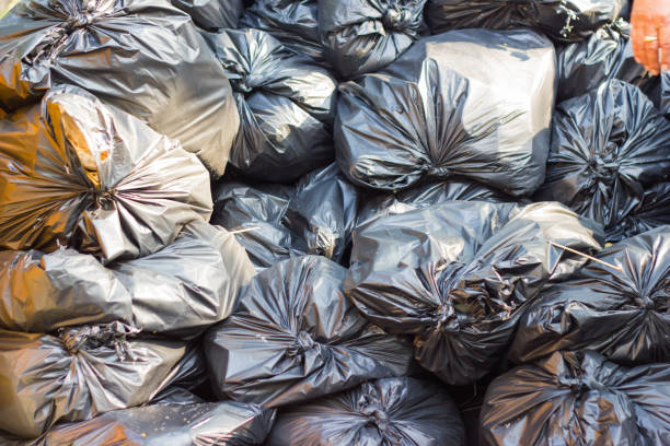 istock Many piles of black garbage can be destroyed get ready to destroy 1092516520