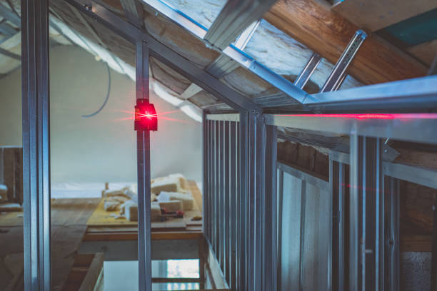 laser niveau en action dans le grenier. - laser work tool projection red photos et images de collection