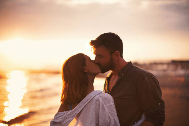 romance de verano. - beach beauty in nature beautiful brown hair fotografías e imágenes de stock