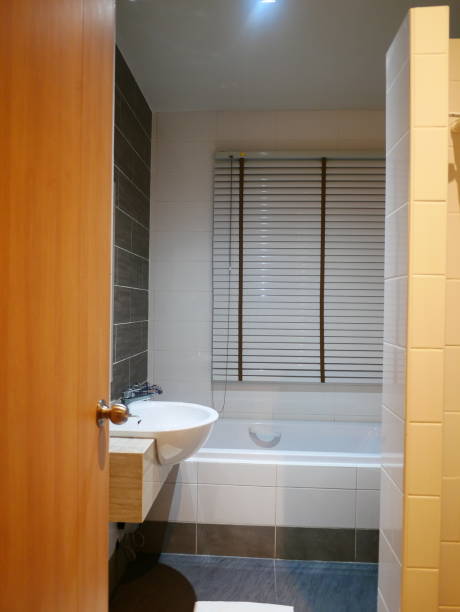 белый интерьер современной ванной комнаты - bathroom home addition bathtub blinds стоковые фото и изображения