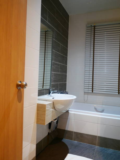białe wnętrze nowoczesnej łazienki - bathroom home addition bathtub blinds zdjęcia i obrazy z banku zdjęć
