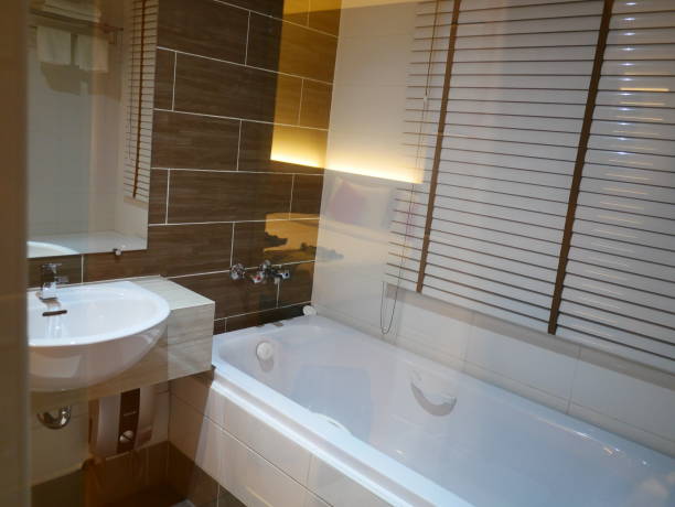 blanco interior del cuarto de baño moderno - bathroom home addition bathtub blinds fotografías e imágenes de stock