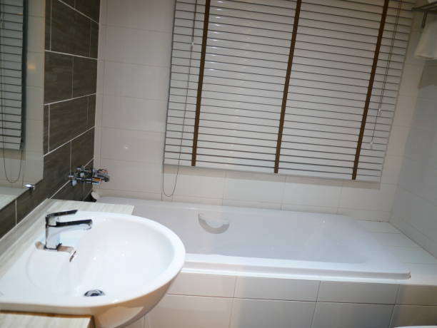 белый интерьер современной ванной комнаты - bathroom home addition bathtub blinds стоковые фото и изображения