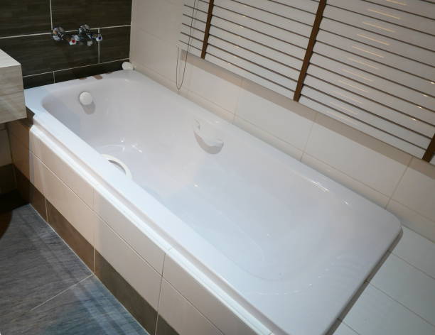 водный шкаф в ванной комнате - bathroom home addition bathtub blinds стоковые фото и изображения