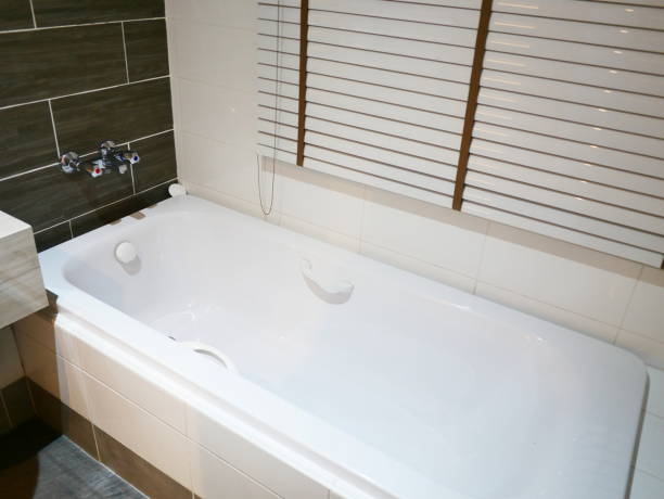 inodoro en el baño - bathroom home addition bathtub blinds fotografías e imágenes de stock