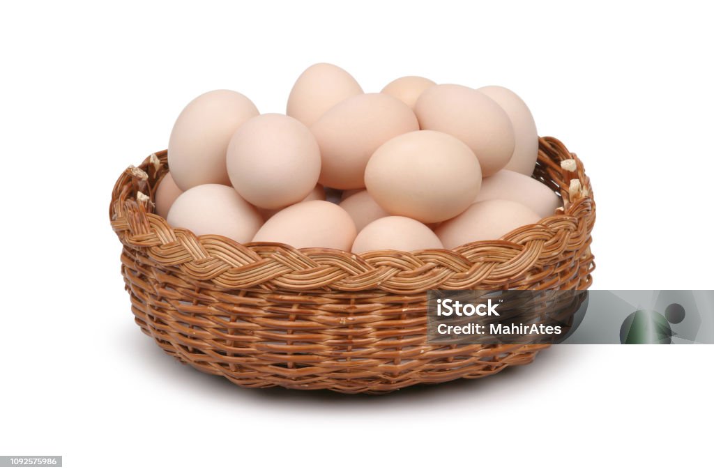 cheque Tanzania Hacer bien Cesta De Huevos En Fondo Blanco Foto de stock y más banco de imágenes de  Cesta - Cesta, Huevo de Pascua, Huevo - Comida básica - iStock