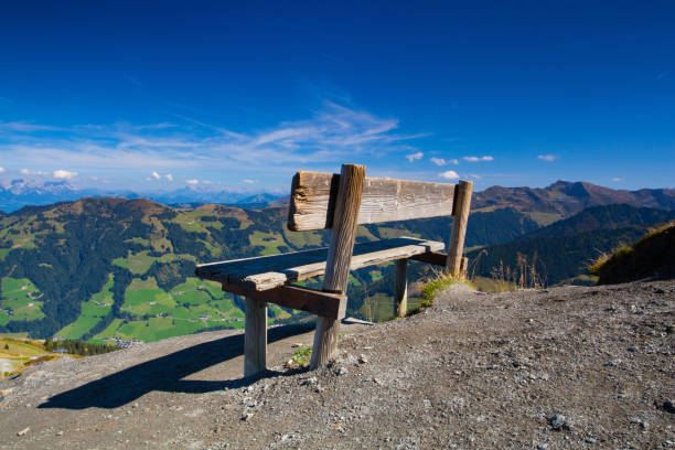 vue sur la montagne - tirol north tirol hut austria photos et images de collection