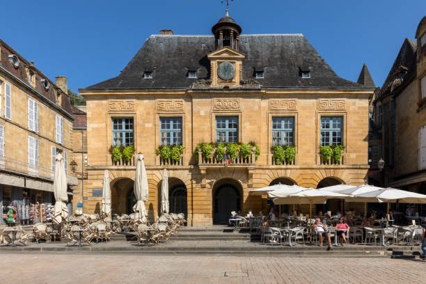 historique des maisons avoisinantes place de la liberte à sarlat la caneda, dans le département de la dordogne, aquitaine, france - sarlat la photos et images de collection