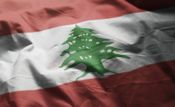 libanon-flagge zerknittert hautnah - lebanese flag stock-fotos und bilder