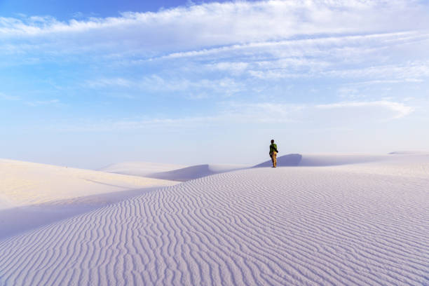 der mann in der wüstenlandschaft - desert new mexico sand white sands national monument stock-fotos und bilder