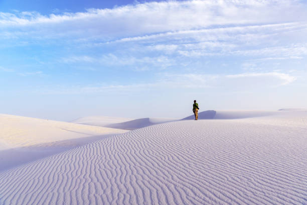 człowiek na pustyniach krajobraz - white sands national monument zdjęcia i obrazy z banku zdjęć