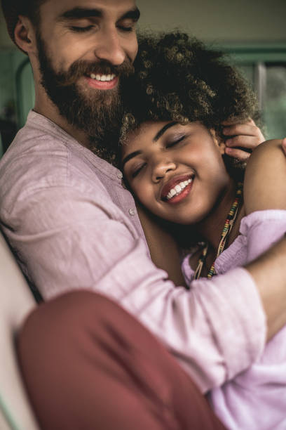 cintura para cima casal feliz amante masculino e feminino - afro americano fotos - fotografias e filmes do acervo