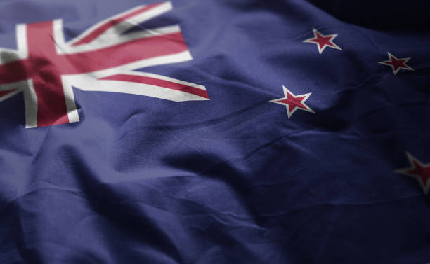 drapeau de la nouvelle-zélande rumpled se bouchent - new zealand flag photos photos et images de collection