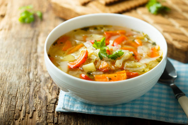 sopa de verduras - col fotografías e imágenes de stock