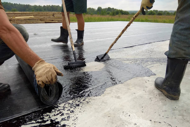 Roofer worker painting bitumen praimer at concrete surface by the roller brush Waterproofing Roofer worker painting bitumen praimer at concrete surface by the roller brush Waterproofing 2018 tar stock pictures, royalty-free photos & images