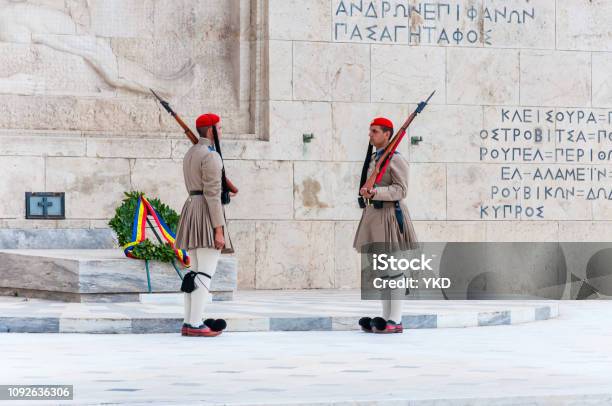 Los Evzones O Evzonoi La Guardia Presidencial Es Una Unidad De Infantería Ceremonial Que Custodia La Tumba Del Soldado Desconocido Y La Mansión Presidencial En Atenas Grecia Foto de stock y más banco de imágenes de Adulto
