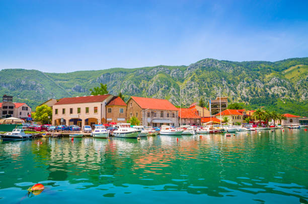 porto nel centro storico di kotor, montenegro. - montenegro kotor bay fjord town foto e immagini stock