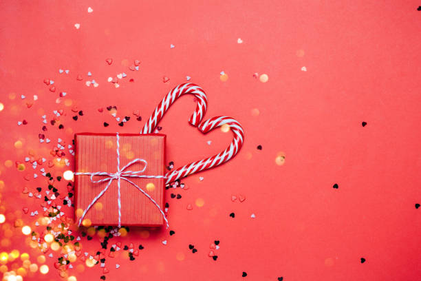 fondo de vacaciones rojo con caja de regalo presente y corazones sobre fondo. - heart shape christmas defocused multi colored fotografías e imágenes de stock