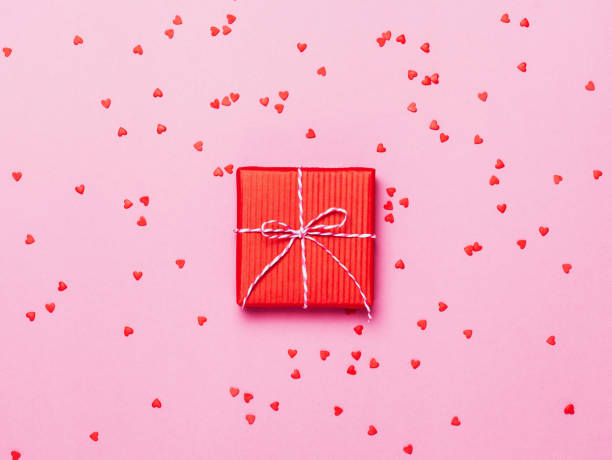 fondo de vacaciones rosa con caja de regalo presente y corazones sobre fondo. - heart shape christmas defocused multi colored fotografías e imágenes de stock