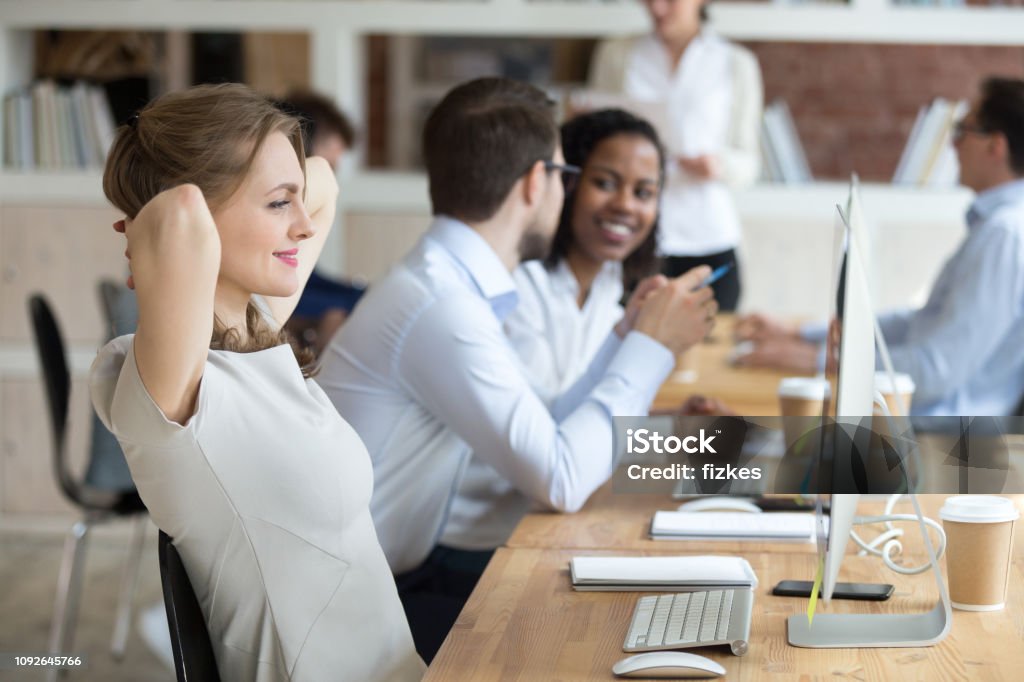 Lächelnde Geschäftsfrau entspannende schiefen zurück im Büro-Stuhl - Lizenzfrei Gesunder Lebensstil Stock-Foto