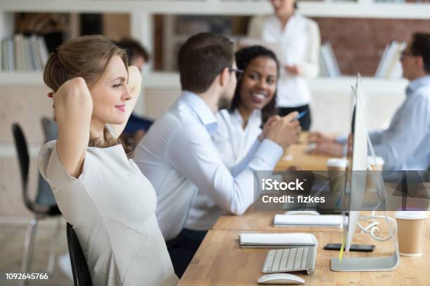 Lächelnde Geschäftsfrau Entspannende Schiefen Zurück Im Bürostuhl Stockfoto und mehr Bilder von Gesunder Lebensstil