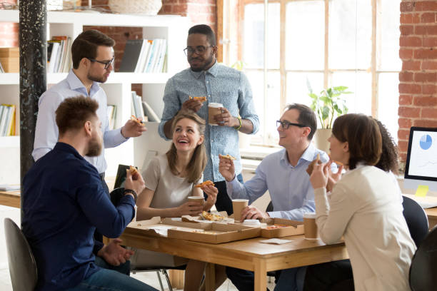 wielorasowy zespół pracy jedzący pizzę razem na przerwie - lunch business office business lunch zdjęcia i obrazy z banku zdjęć