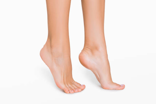 perfectos femeninos pies con piel suave aislado en blanco - clean feet fotografías e imágenes de stock