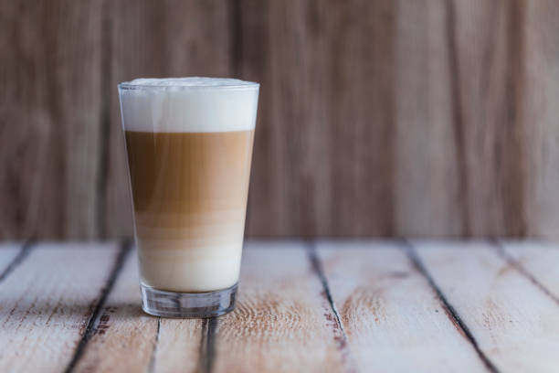 caffe latte macchiato kawa warstwowa z mlekiem - latté zdjęcia i obrazy z banku zdjęć