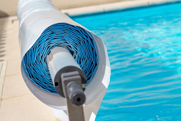 copertura della piscina ai margini di una piscina durante l'estate - nascondere foto e immagini stock