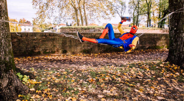 spiderman cosplay nel giorno di carnevale - spiderman foto e immagini stock
