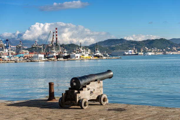 canon naval vieux - port de la spezia italie - nautical vessel cannon coastline crane photos et images de collection