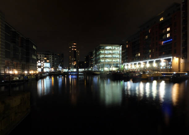 una vista di clarence dock in leeds di notte con edifici sul lungomare e luci riflesse in acqua - leeds england museum famous place yorkshire foto e immagini stock