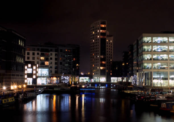 una vista di clarence dock in leeds di notte con edifici sul lungomare e luci riflesse in acqua - leeds england museum famous place yorkshire foto e immagini stock