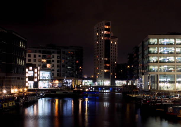 a view of clarence dock in leeds at night with waterside buildings and lights reflected in the water - leeds england museum famous place yorkshire imagens e fotografias de stock