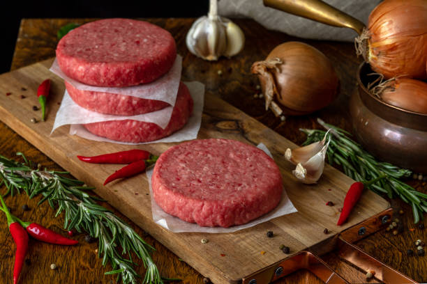 生牛肉のハンバーガー、伝統的なバーベキュー、野菜と肉のある静物 - veal meat raw steak ストックフォトと画像