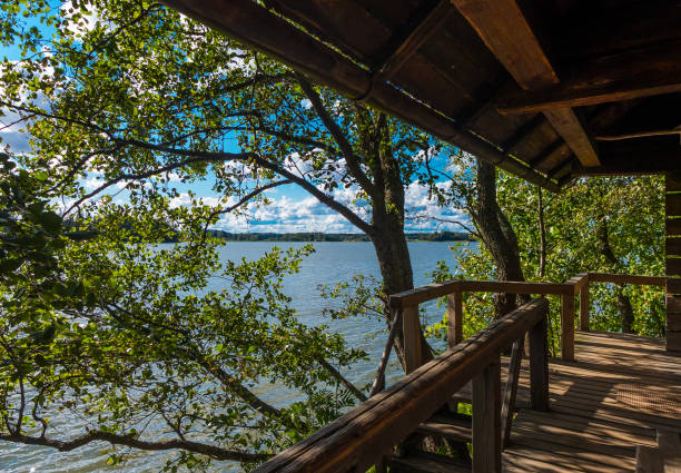 vue sur le lac depuis une cabine de sauna en finlande - finland sauna lake house photos et images de collection