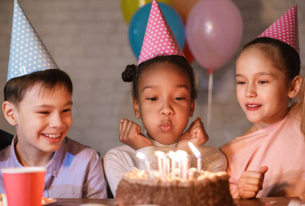 女の子の誕生日を祝うバースデー ケーキにろうそくを吹いて - cake birthday candle blowing ストックフォトと画像