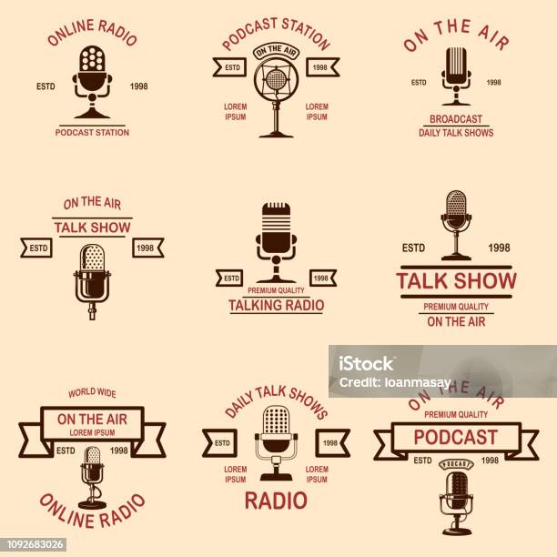 Satz Von Podcast Radio Embleme Mit Mikrofon Gestaltungselement Für Label Plakat Abzeichen Zeichen Stock Vektor Art und mehr Bilder von Mikrofon