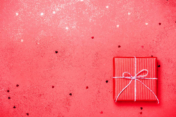 fondo de vacaciones rosa con caja de regalo presente y corazones sobre fondo rojo. - heart shape christmas defocused multi colored fotografías e imágenes de stock